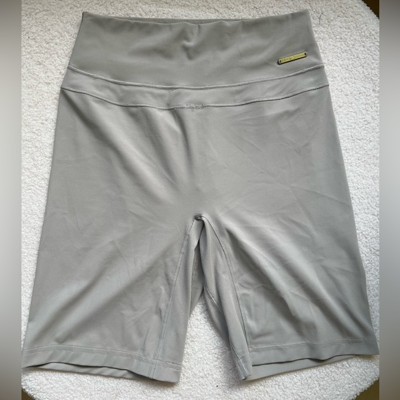 Whitney Simmons M Beige athletic shorts Gymshark - Picture 1 of 4